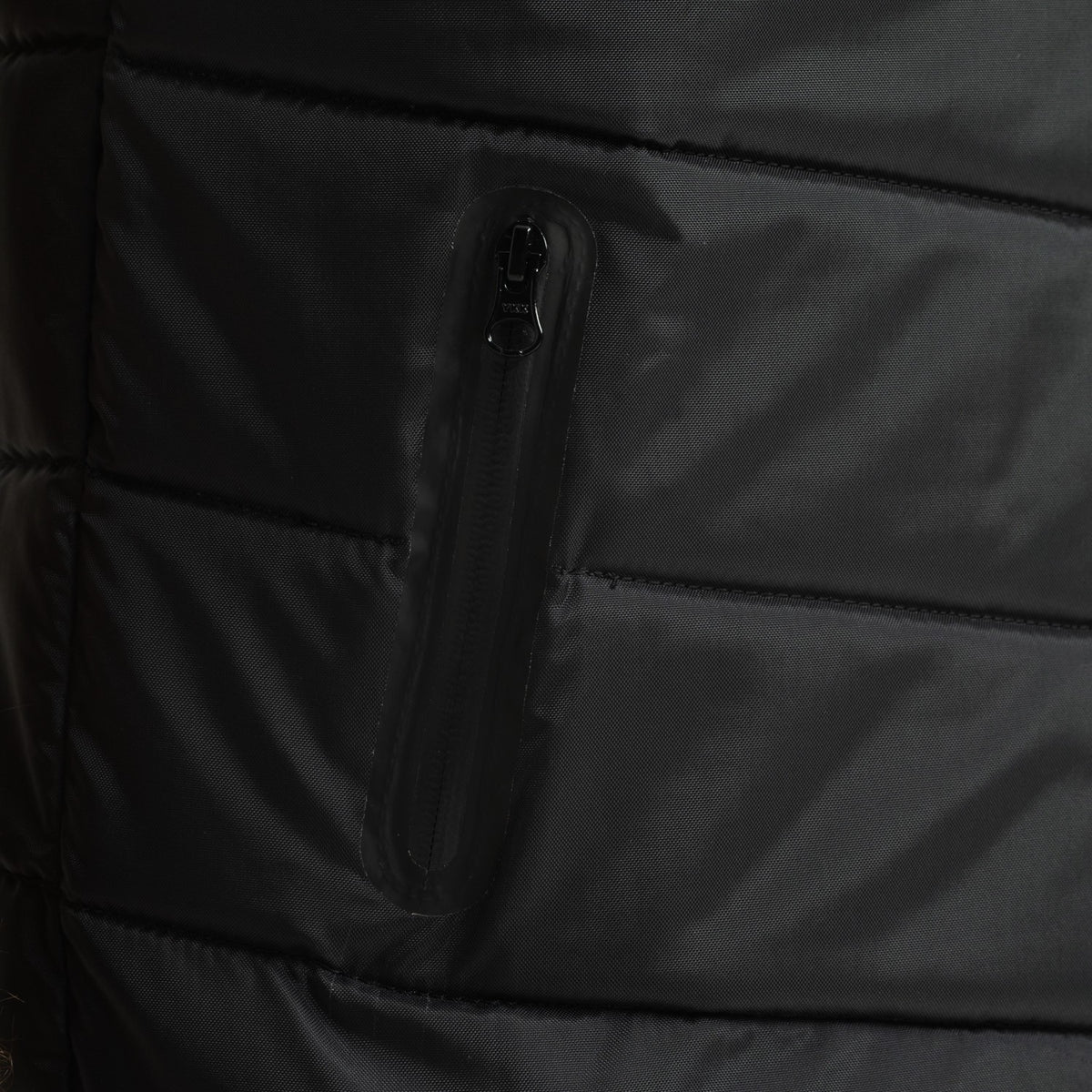 Detail: Reißverschlusstasche am Jobe Bodywarmer