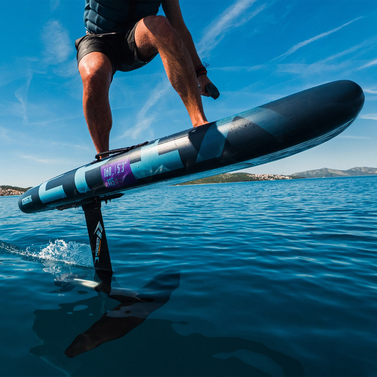 Fahrer auf dem Jobe Epix E-Foil, das Board schwebt über dem Wasser