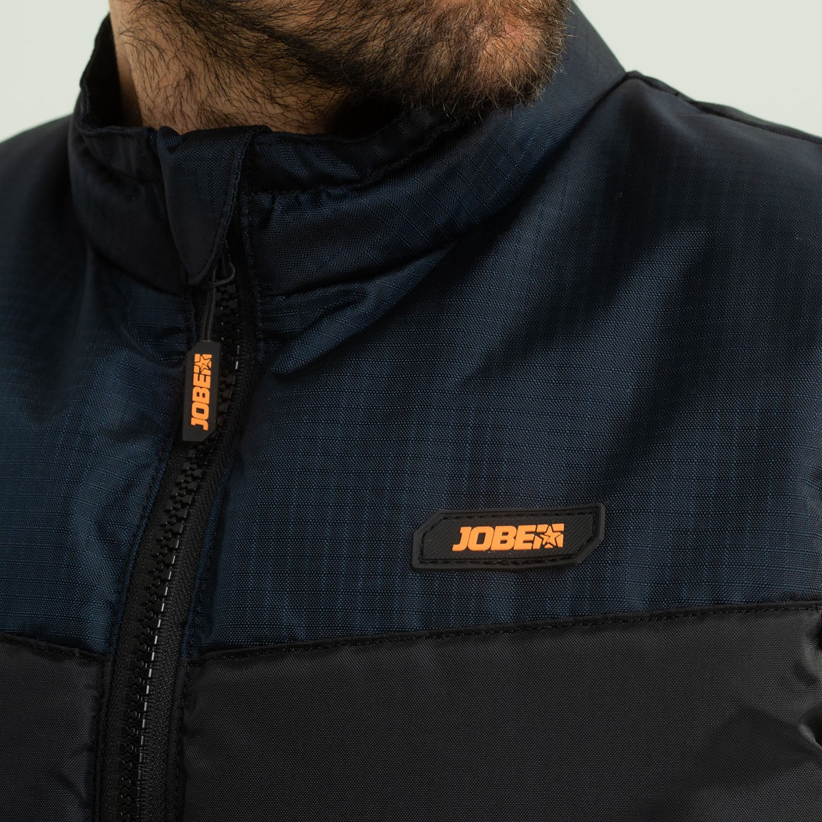 Stehkragen mit YKK-Reißverschluss und Jobe-Logo am Bodywarmer