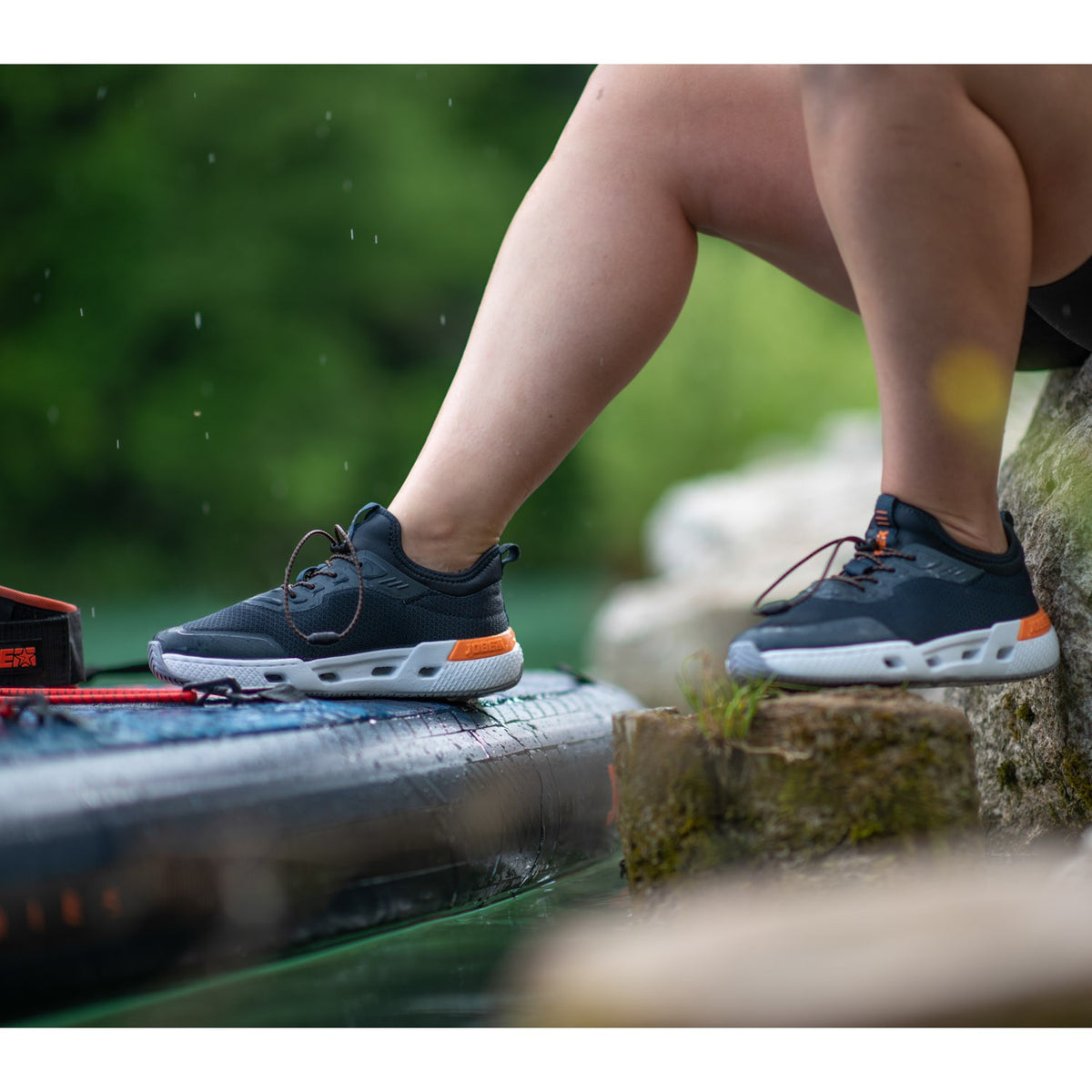 Jobe Discover Sneaker getragen auf einem SUP-Board am Wasser