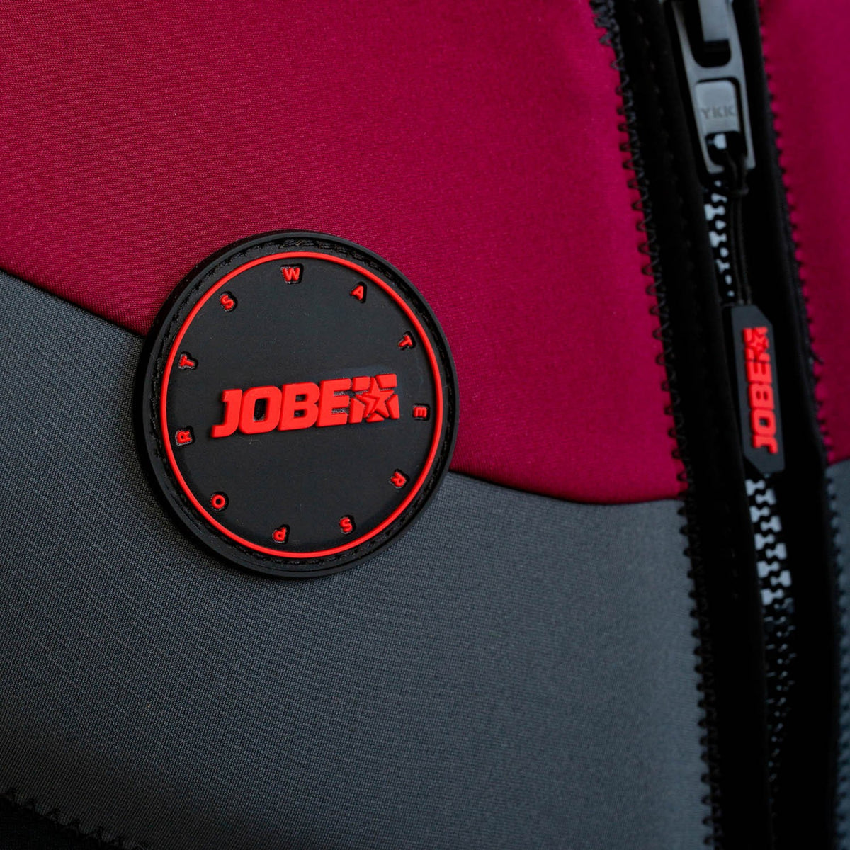 Jobe-Logo auf der Neopren Schwimmweste in Burgunderrot