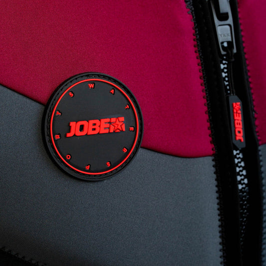 Jobe-Logo auf der Neopren Schwimmweste in Burgunderrot