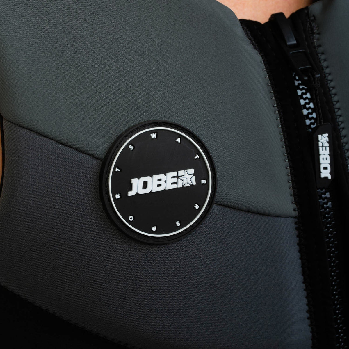 Jobe-Logo auf der Brust der Neopren Schwimmweste in Graphitgrau