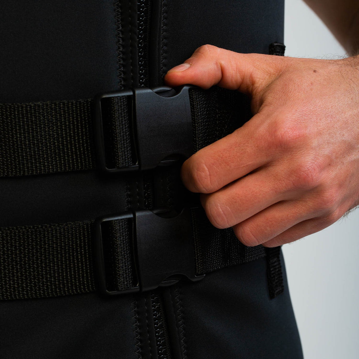 Zwei YKK-Schnallen an verstellbaren Gurten der Jobe Neopren Schwimmweste