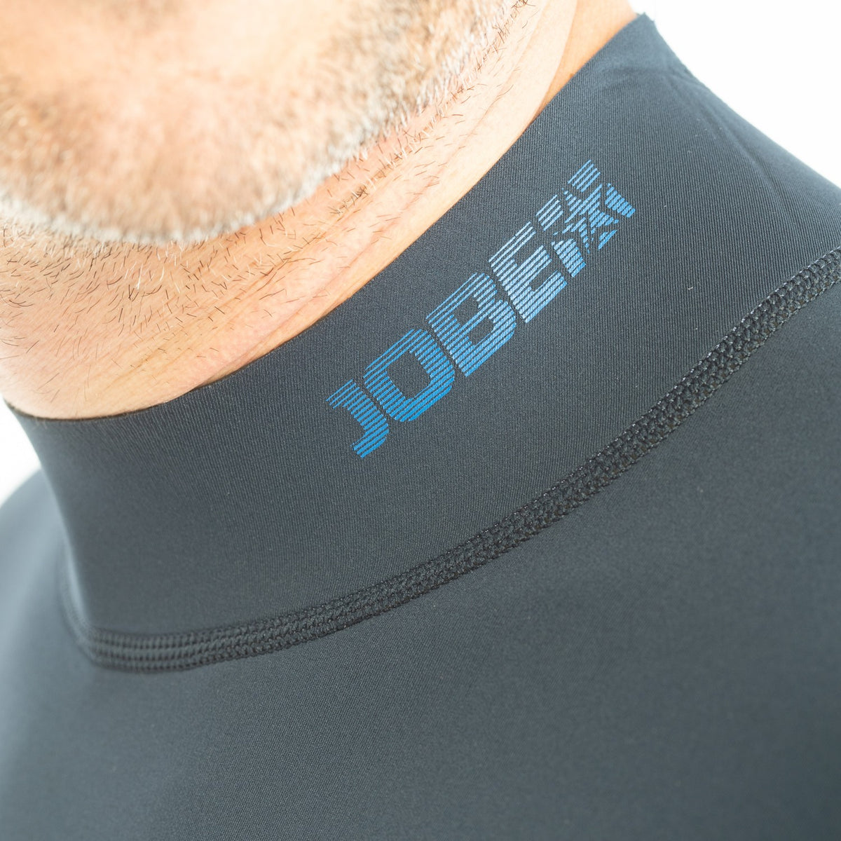 Kragen des Jobe Perth Neoprenanzugs mit Jobe-Logo