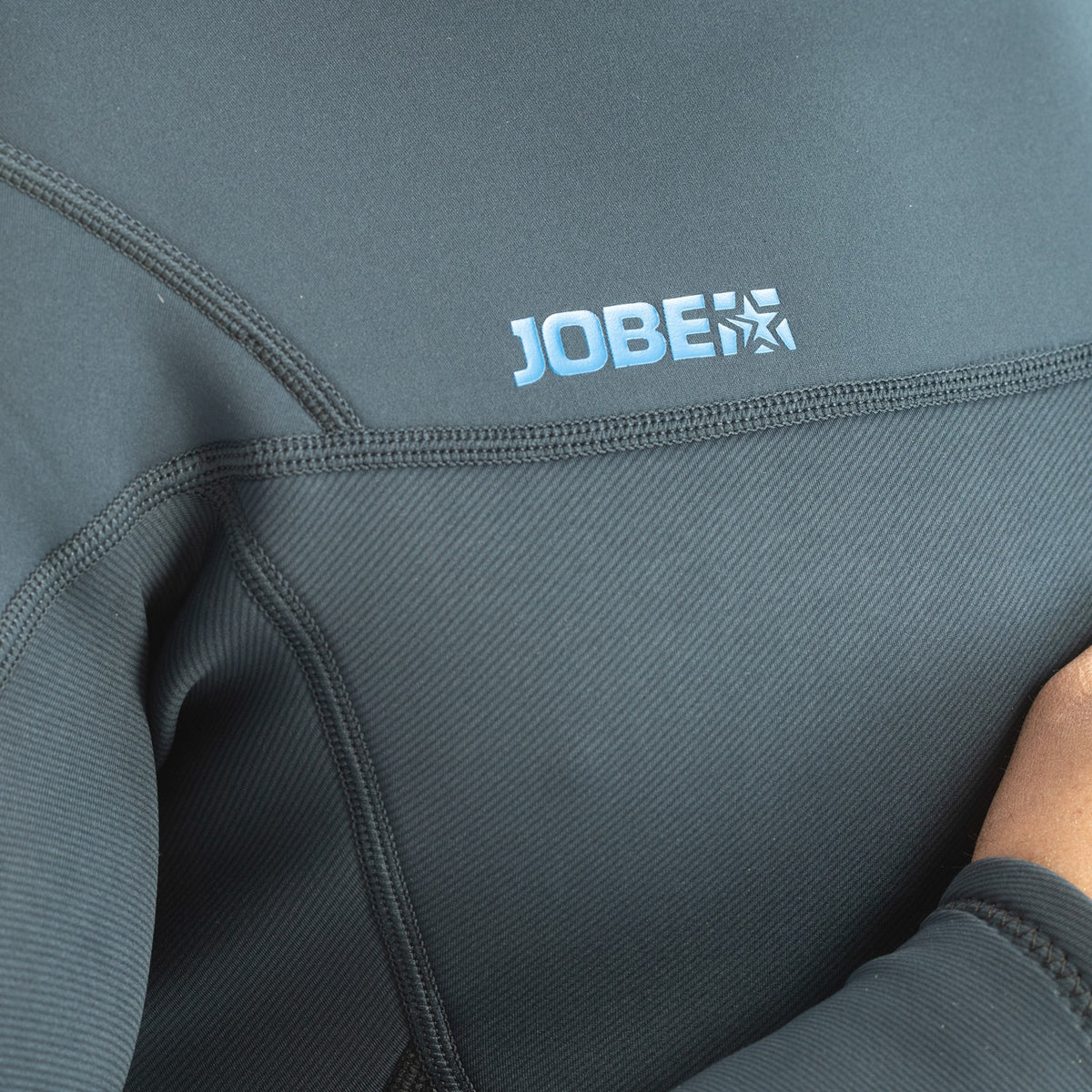 Schulterpartie des Jobe Perth mit Logo und Nähten